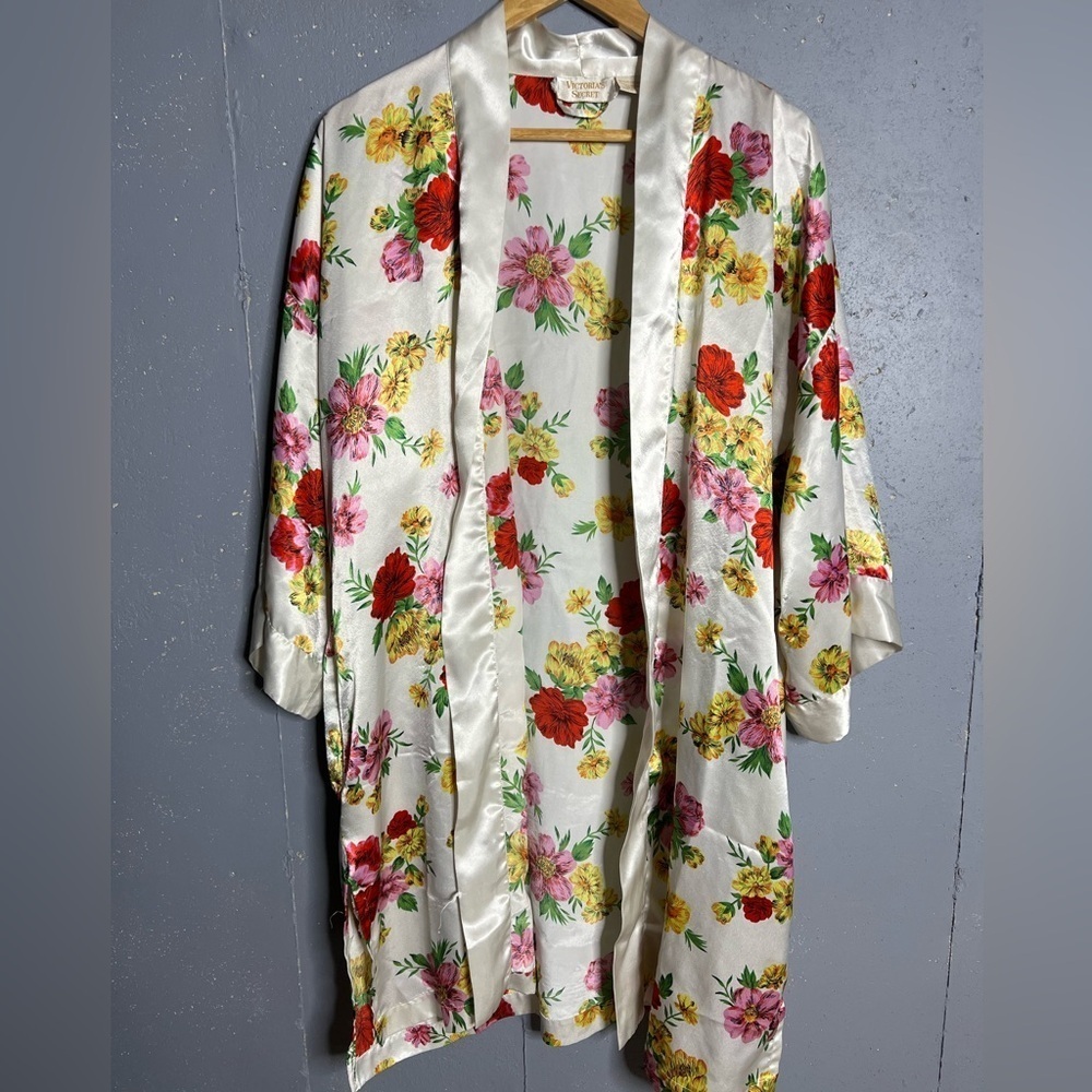Victoria's Secret Vintage 90’s white satin floral print robe.
One size.